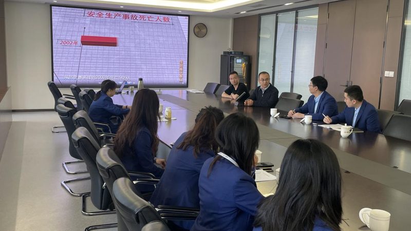 叉车操作后，应及时进行清洁和保养，以延长叉车的使用寿命。具体包括：